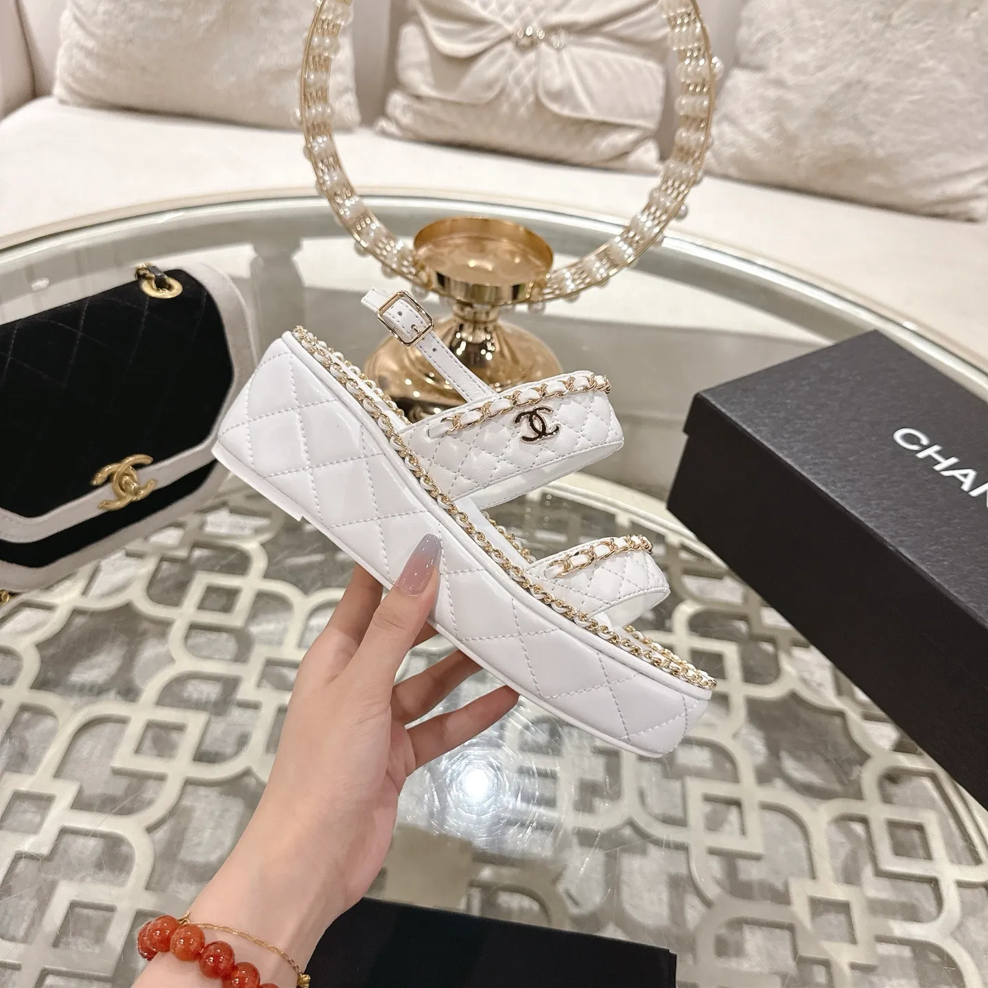 👟👟Ex-factory price 600👟👟 𝐂𝐇𝐀𝐍𝐄𝐋 | Xiaoxiang 25𝐬𝐬 🦋2025 Spring and Summer New Products Counter Classic Xiaoxiang Double C Diamond Chain Slippers Series New〰 🍬 The absolute best in the BS fashion circle. Matching will perform meticulously Minimalist, classic elements that will never fade away 💋 Show unique dressing style, too beautiful to say anything. A must-have for summer... Upper: Original high-customized lambskin Lining: Imported mixed sheepskin lining Outsole: Original molded non-slip outsole Shoe size: 35-39 (34.40.41.42 customization is not returnable)